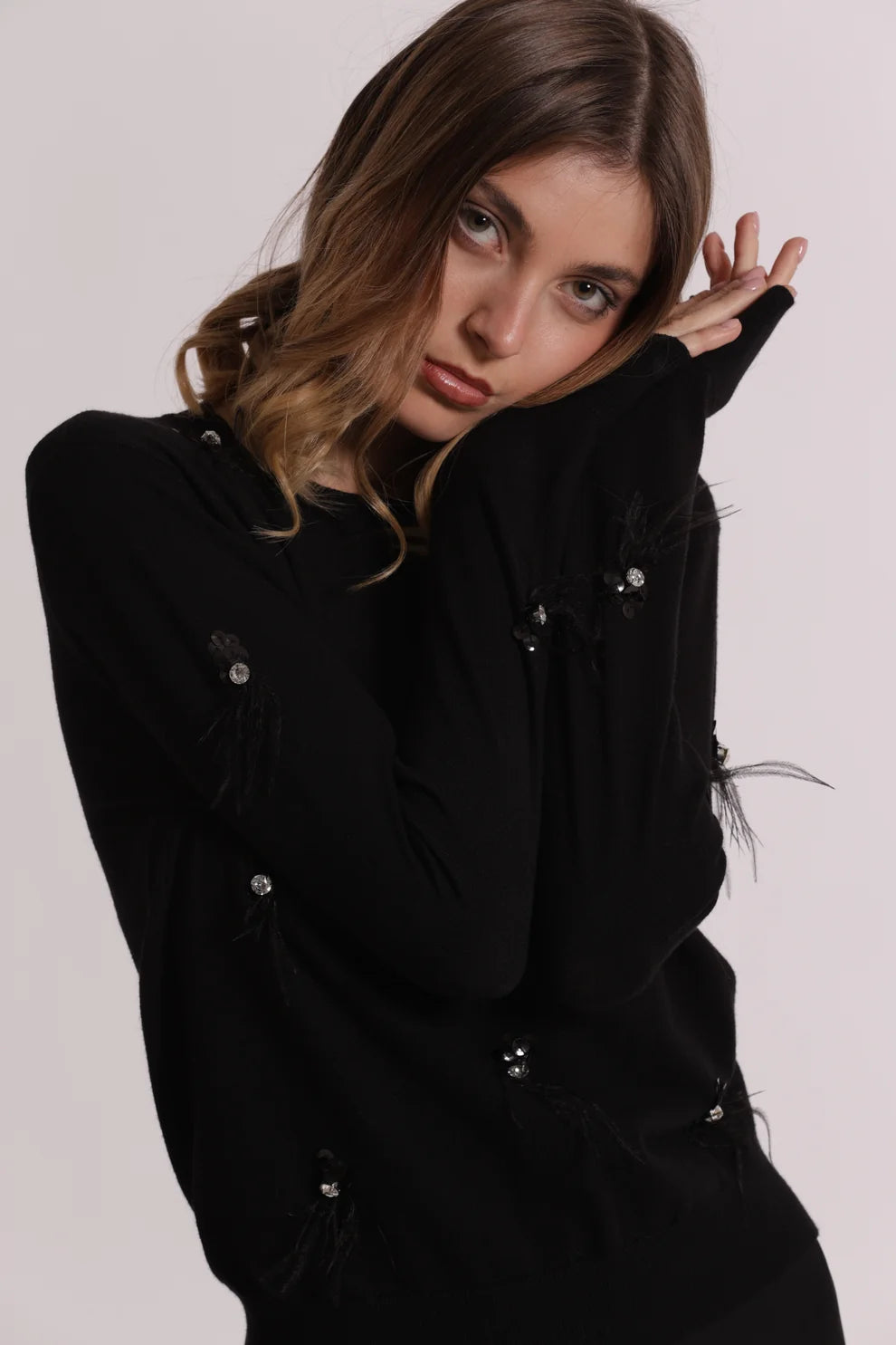 MAGLIA SCOLLO TONDO CON PIUME MIMI-MUA