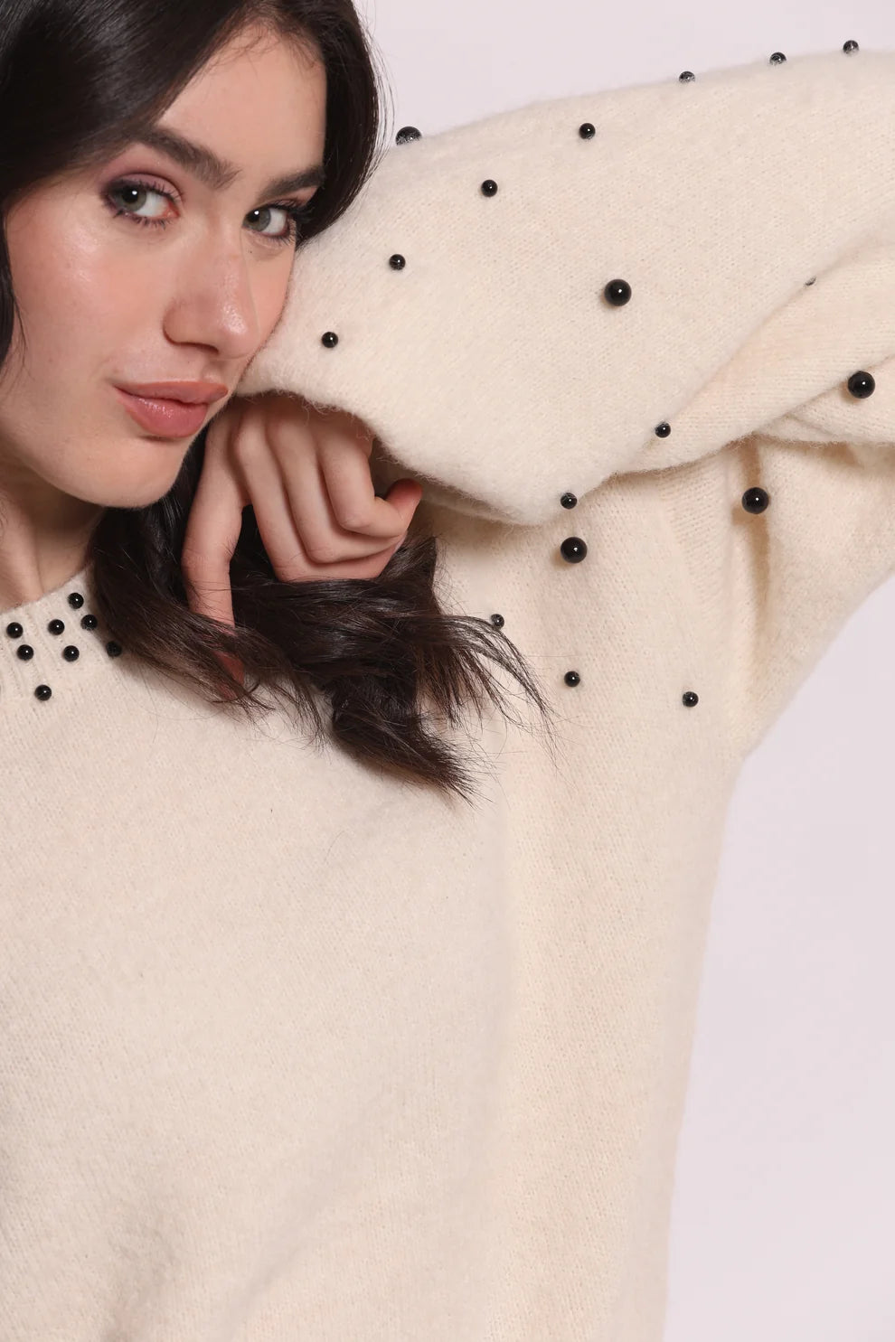 MAGLIA SCOLLO TONDO CON PERLE MIMI-MUA