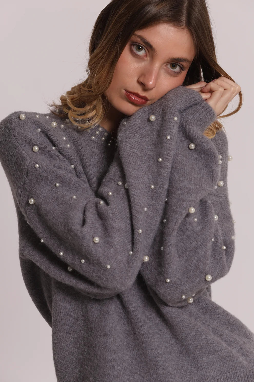 MAGLIA SCOLLO TONDO CON PERLE MIMI-MUA
