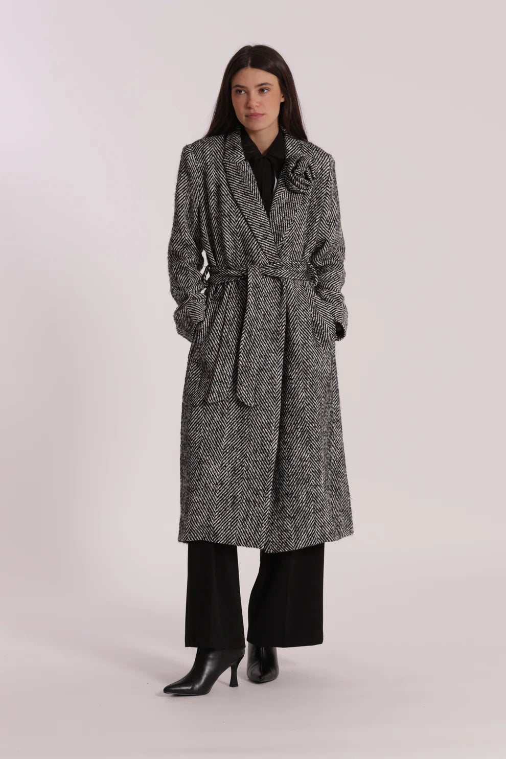 CAPPOTTO LUNGO SPIGATO CON FIORE SU COLLO MIMI-MUA