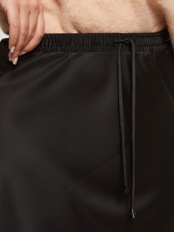 Gonna a trapezio in raso nero con lacci in vita Mat