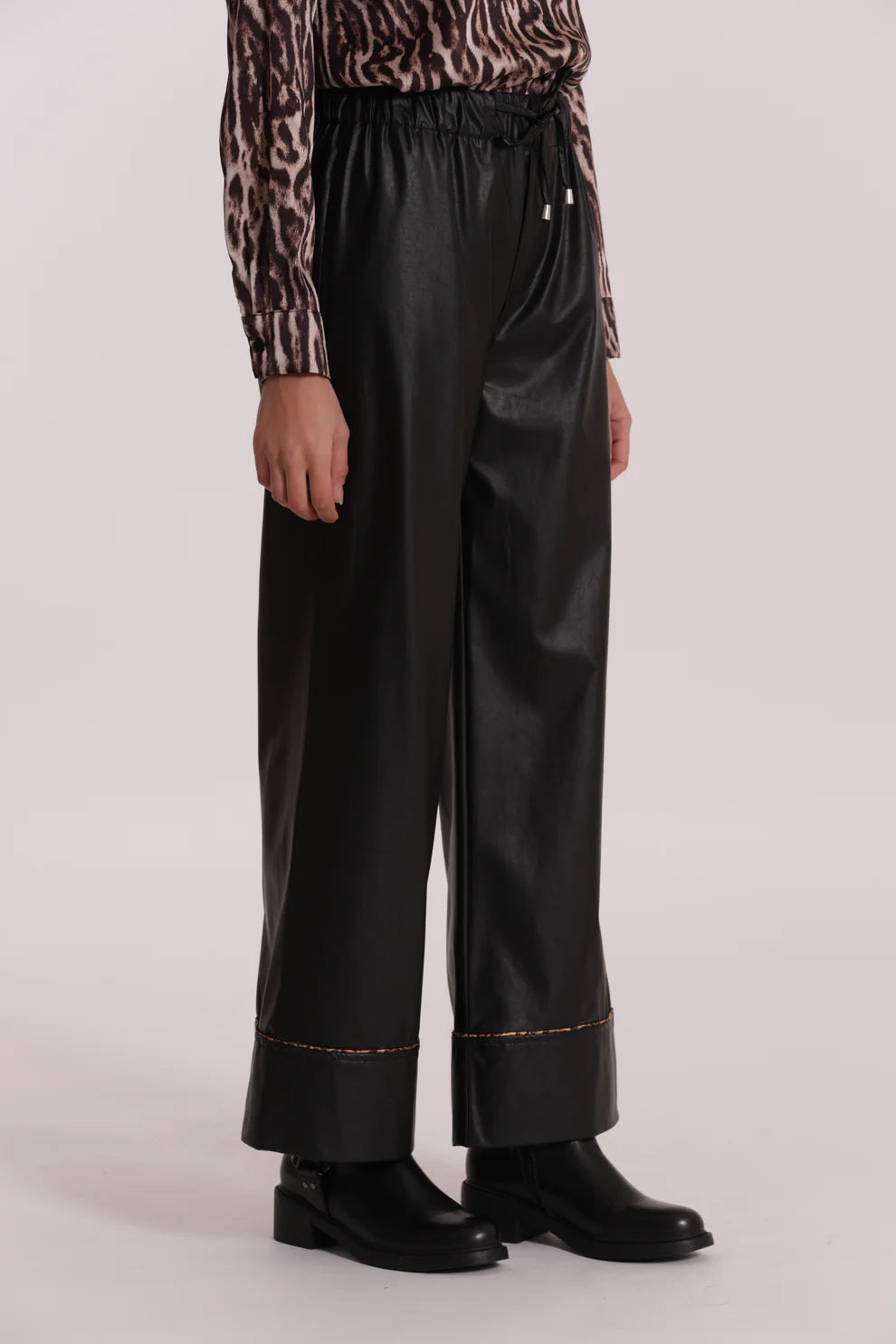 PANTALONE PALAZZO IN SIMIL PELLE CON DETTAGLIO ANIMALIER MIMI-MUA