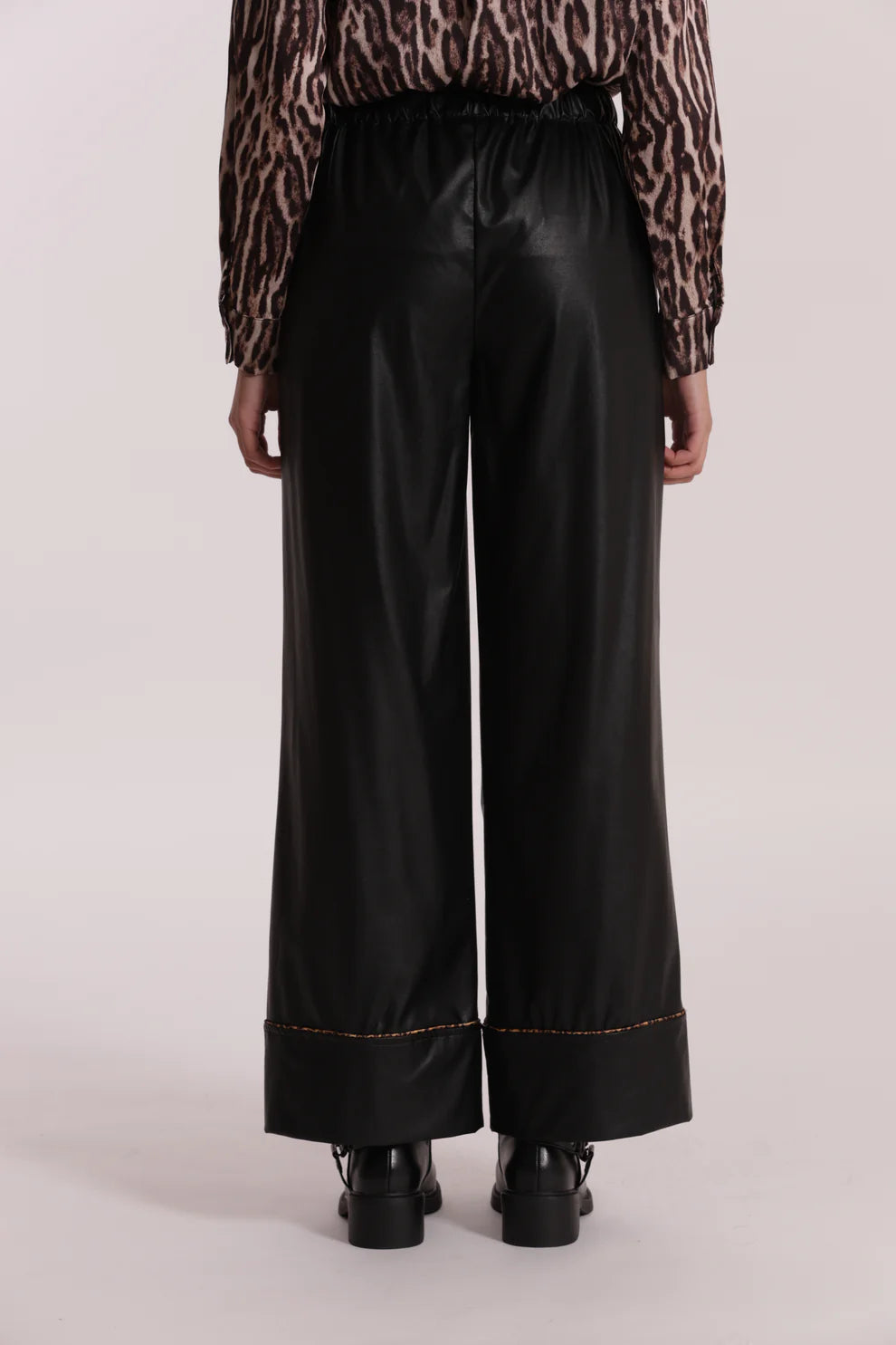 PANTALONE PALAZZO IN SIMIL PELLE CON DETTAGLIO ANIMALIER MIMI-MUA