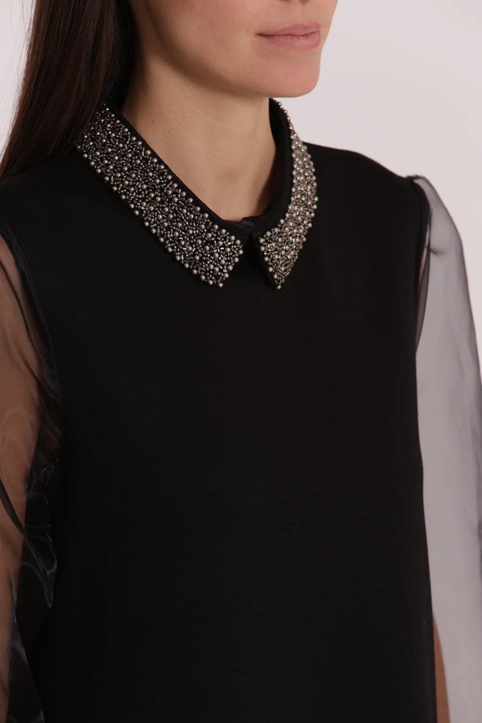 ABITO CORTO CON MANICHE IN ORGANZA E COLLETTO RICAMATO MIMI-MUA