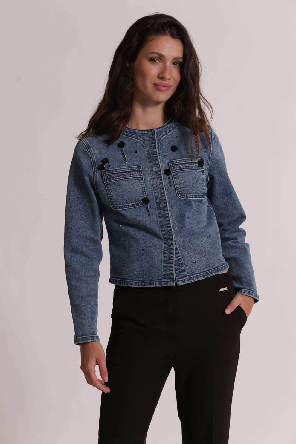 GIACCA CROPPED IN DENIM CON APPLICAZIONI FLOREALI MIMI-MUA