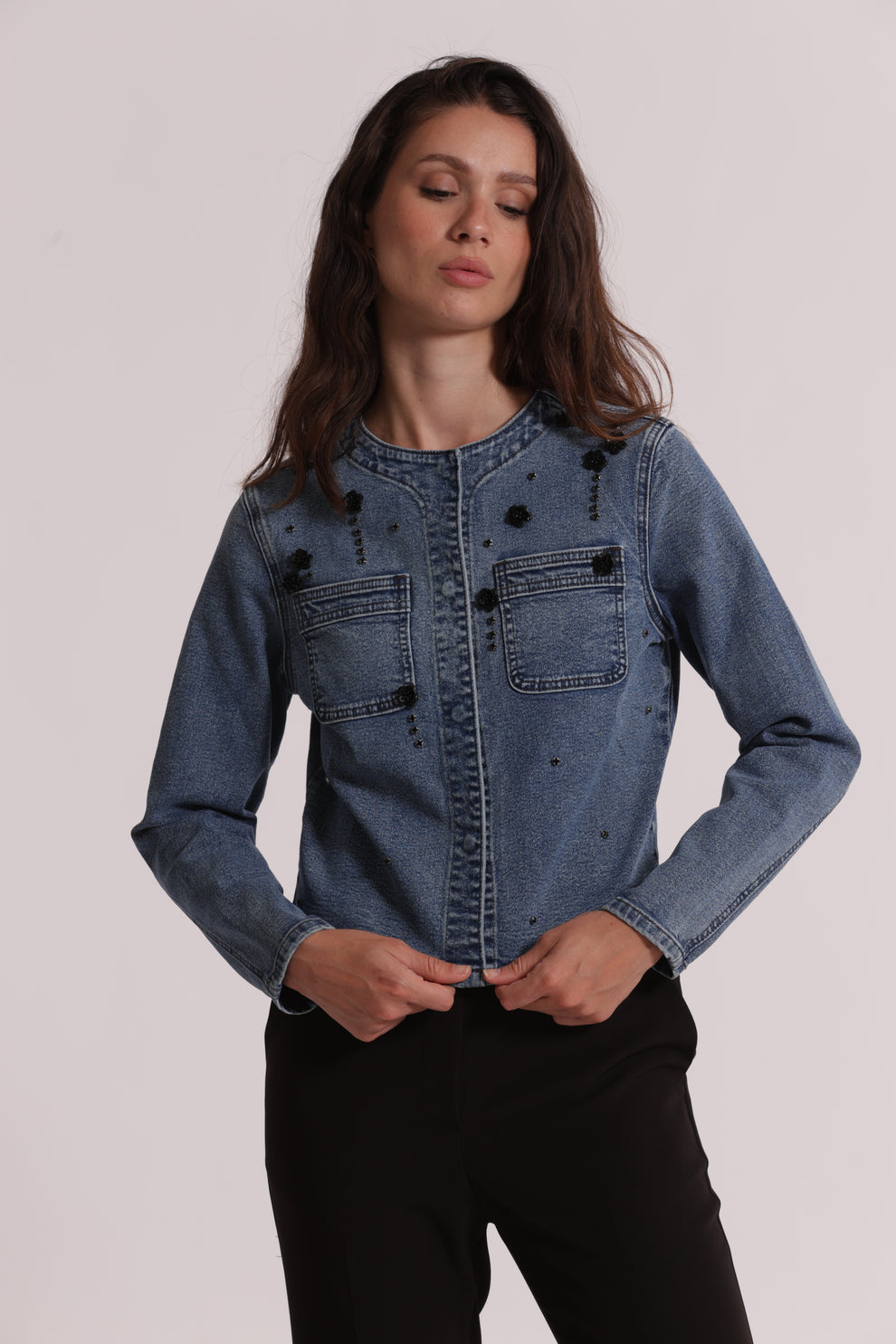 GIACCA CROPPED IN DENIM CON APPLICAZIONI FLOREALI MIMI-MUA