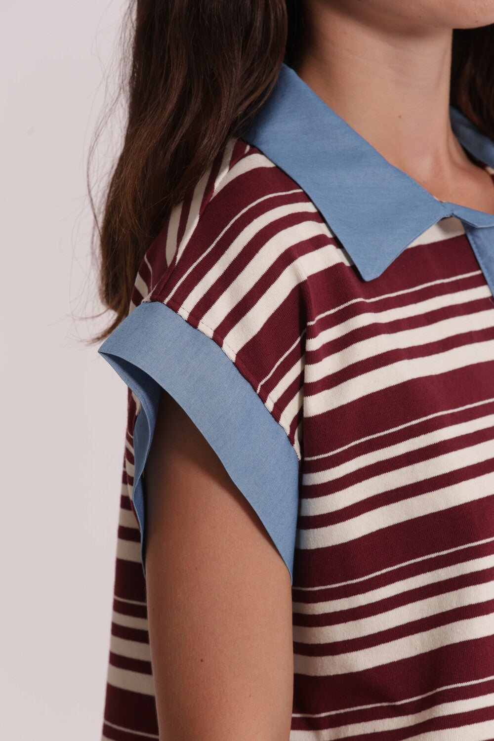 T-SHIRT CON COLLETTO A RIGHE E INSERTI IN DENIM MIMI-MUA