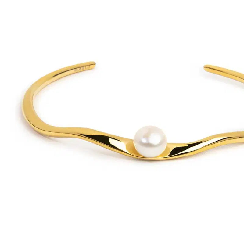 Bracciale rigido a forma organica con perla Marlù
