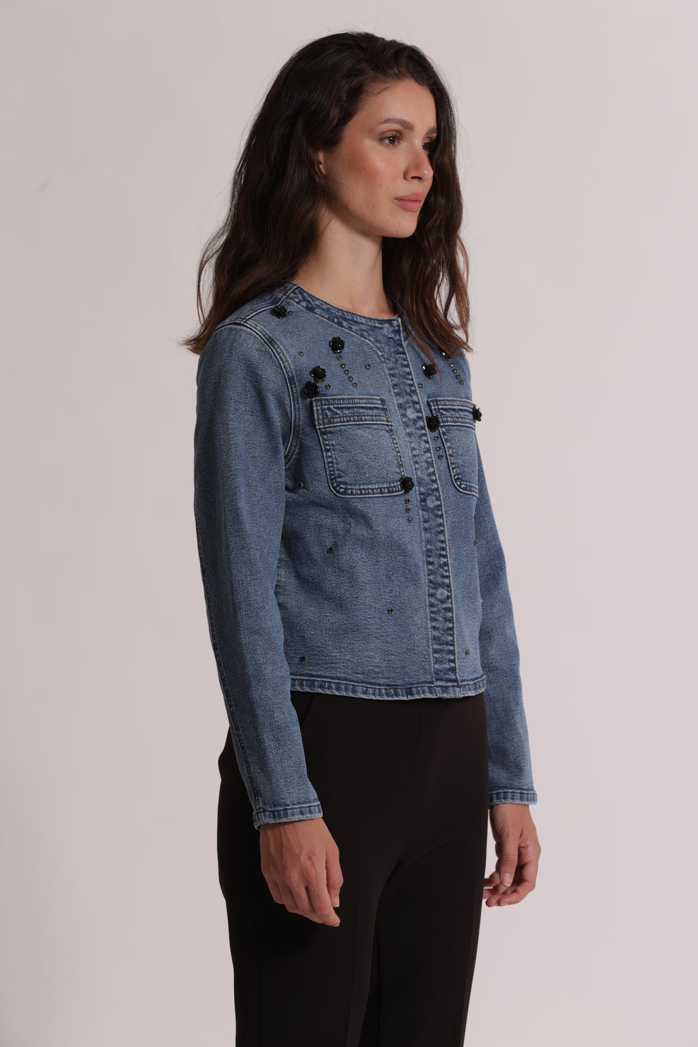 GIACCA CROPPED IN DENIM CON APPLICAZIONI FLOREALI MIMI-MUA