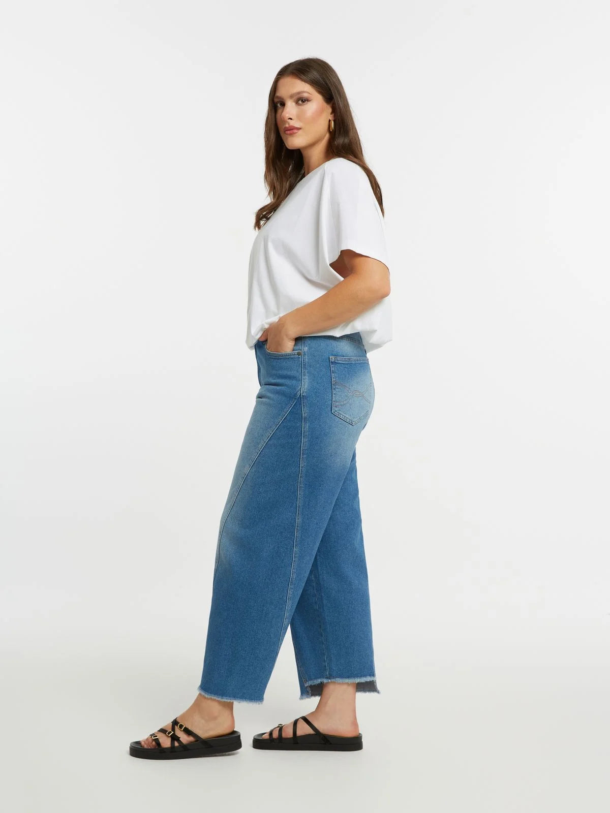 Jeans a gamba dritta blu slavato con orlo a intaglio Mat