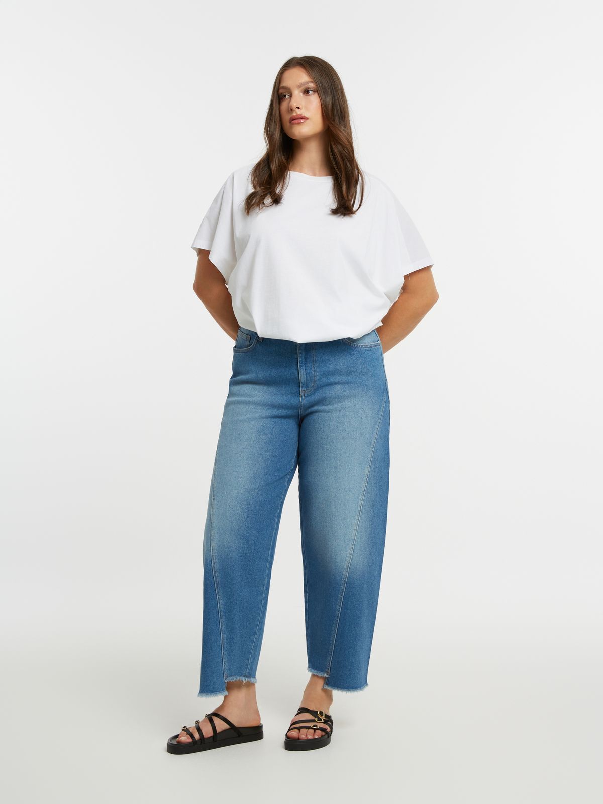 Jeans a gamba dritta blu slavato con orlo a intaglio Mat