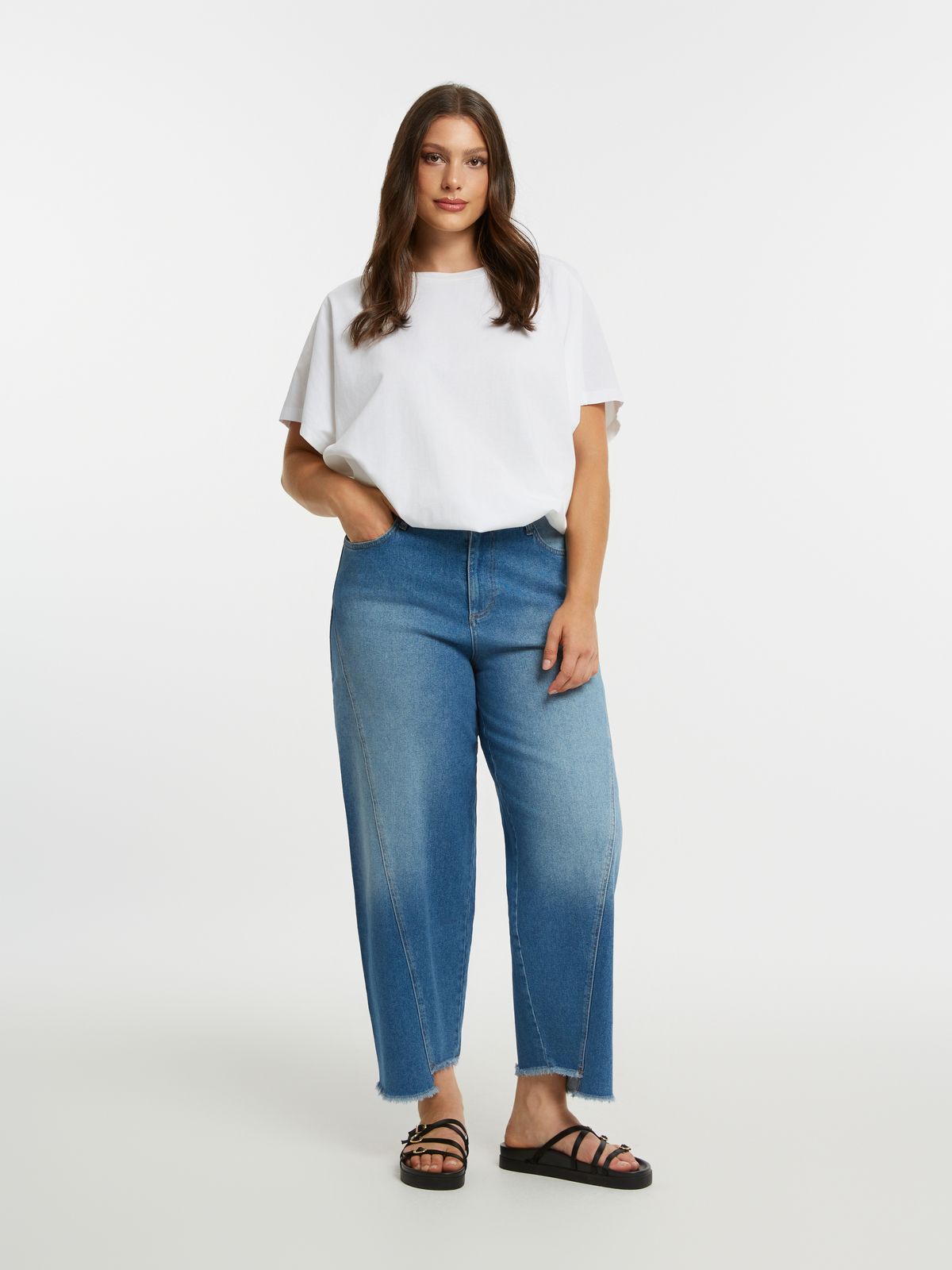 Jeans a gamba dritta blu slavato con orlo a intaglio Mat
