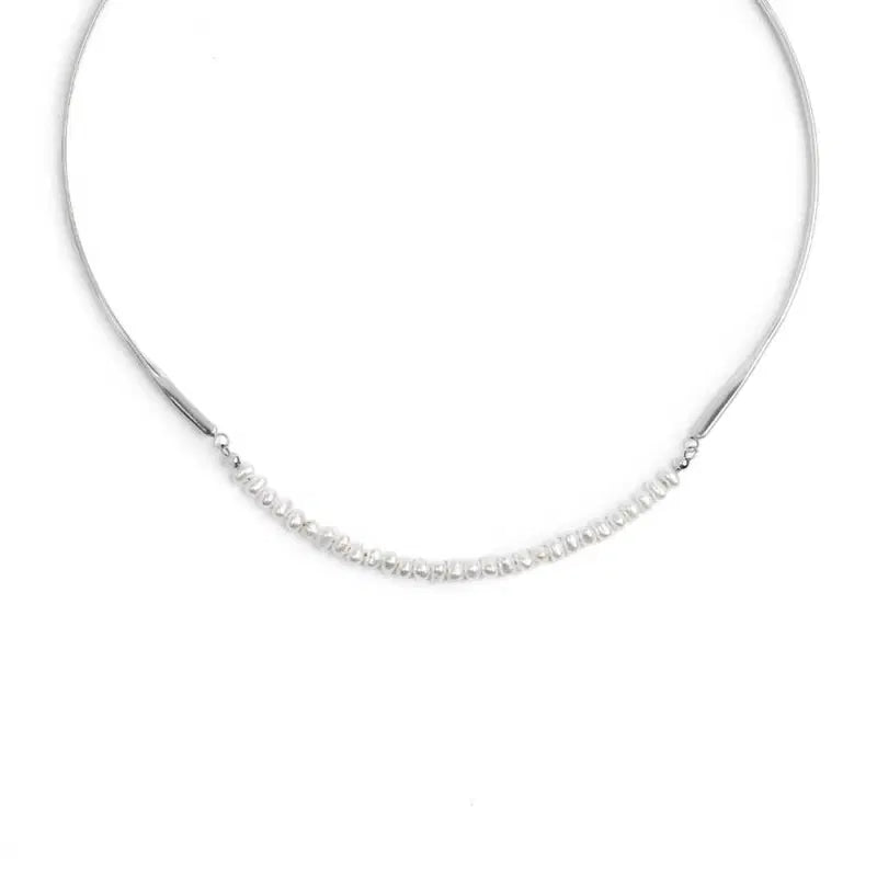 Collana centrale con perle e elementi semi rigidi tubolari twisted Marlù