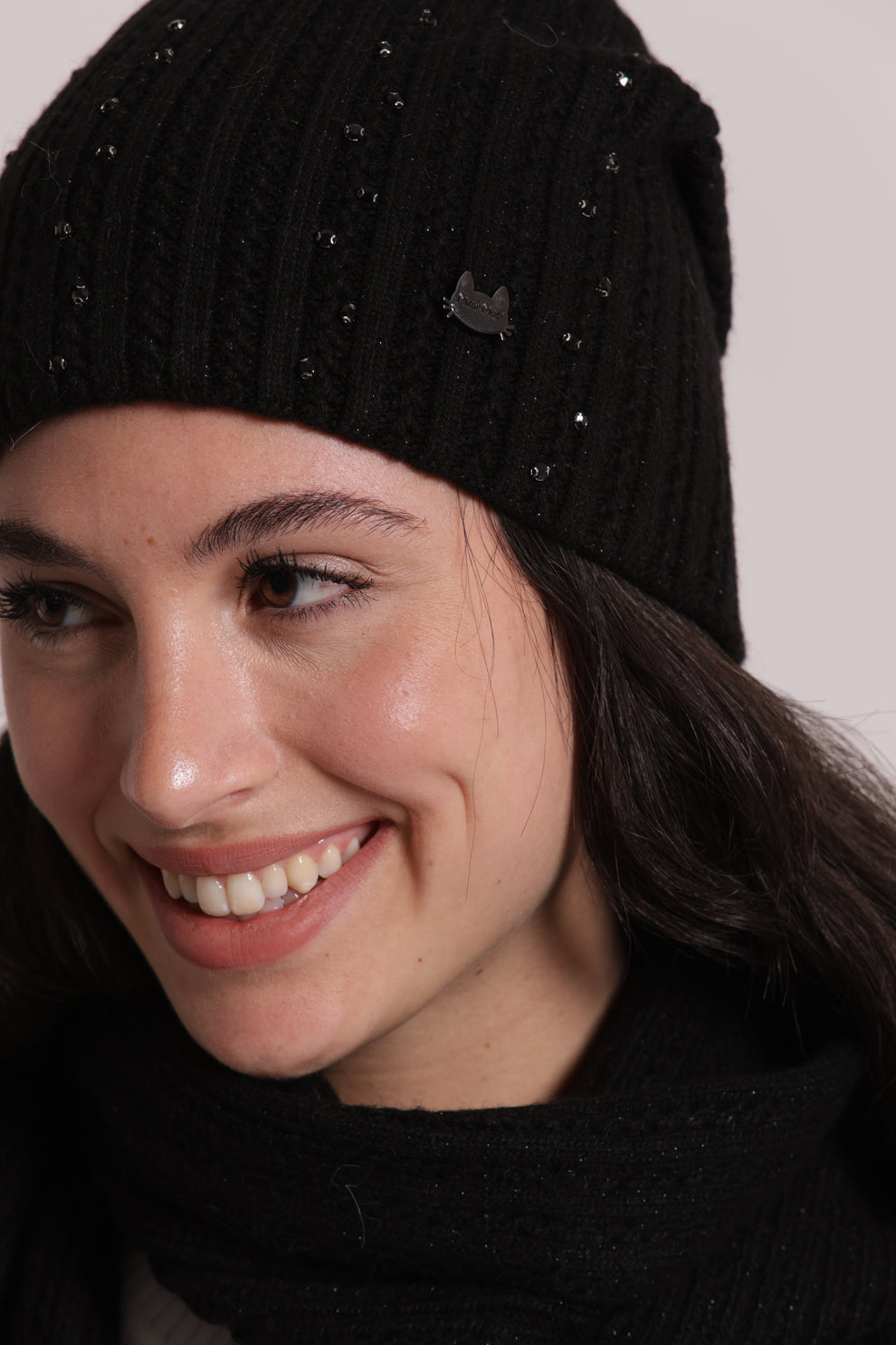 BERRETTO CON PICCOLE TRECCE CON STRASS MIMI-MUA
