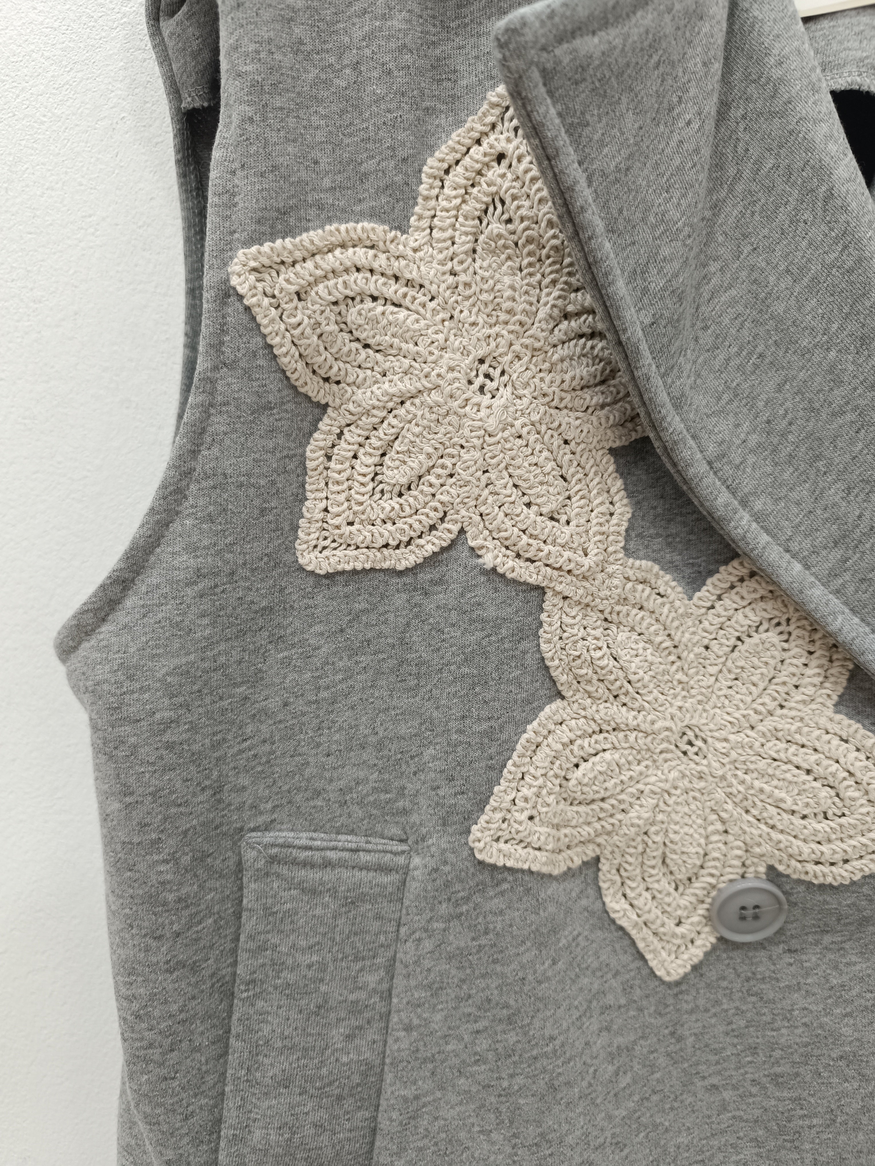 Gilet felpa con dettaglio fiore Dejavu