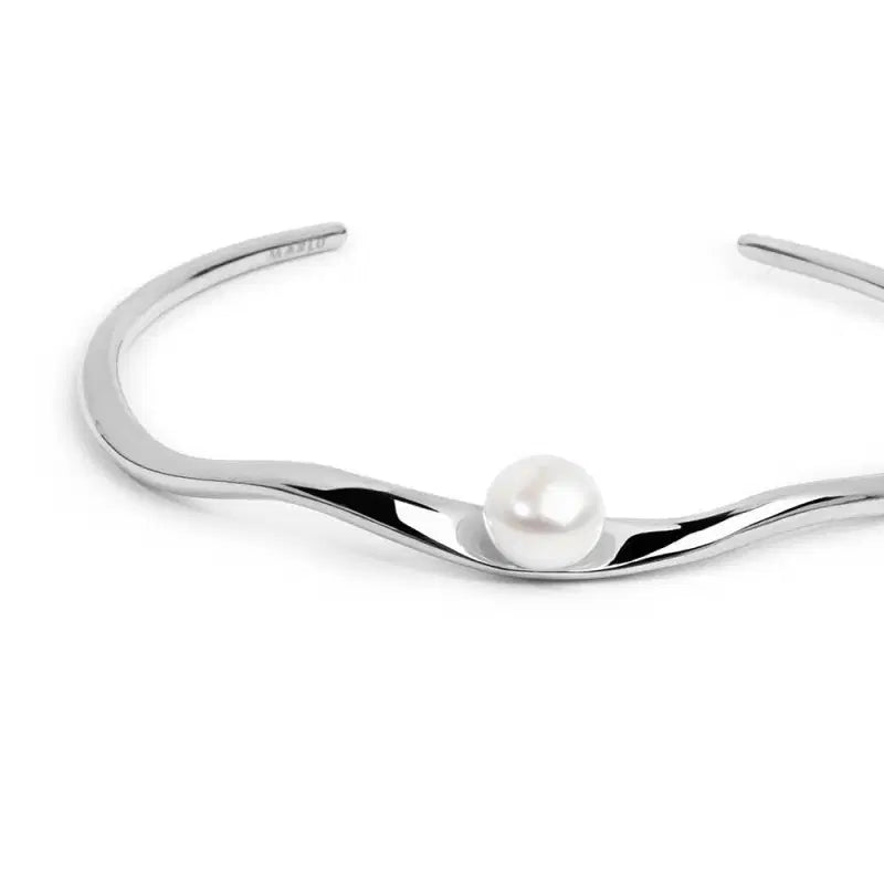 Bracciale rigido a forma organica con perla Marlù