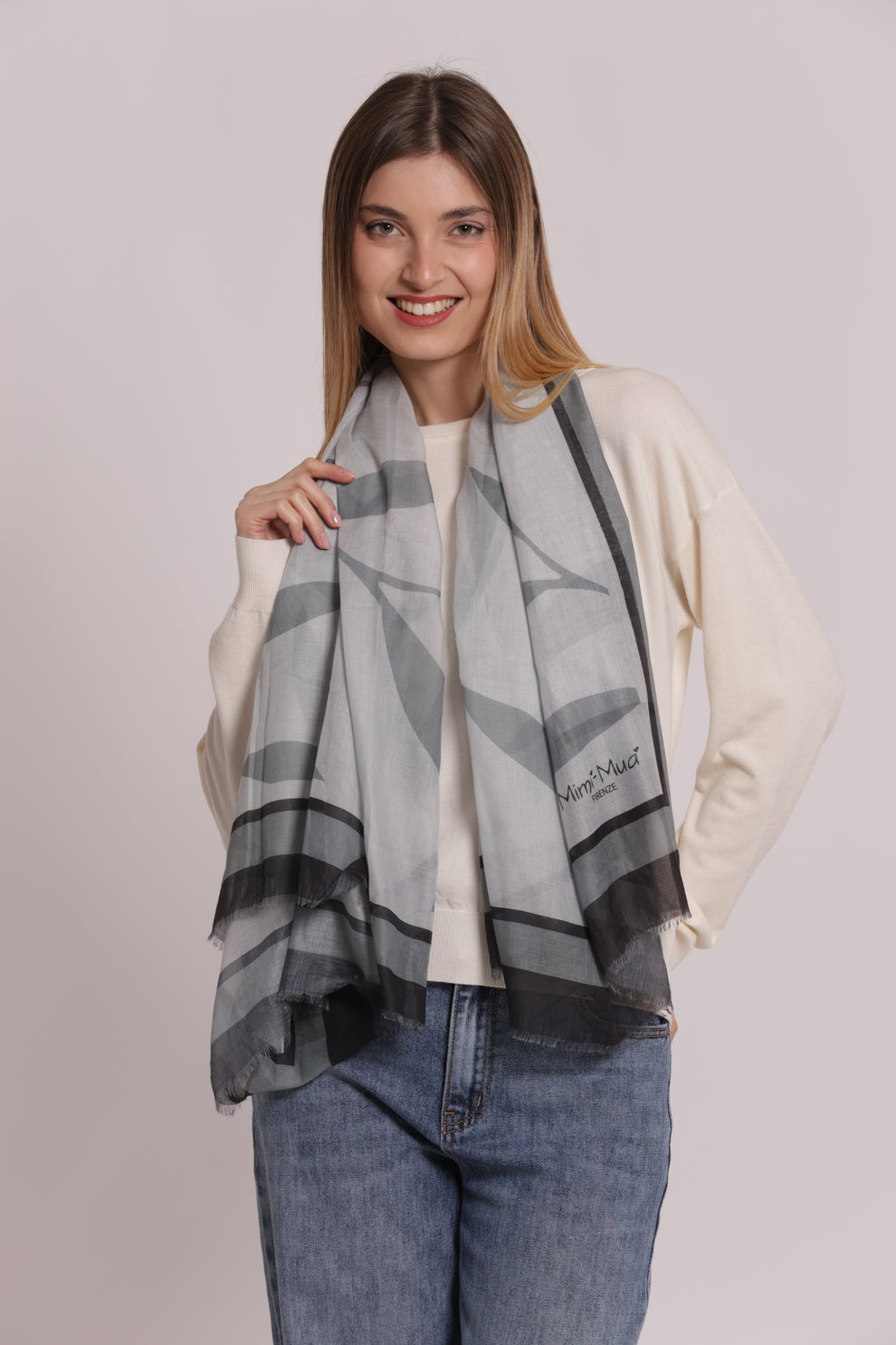 FOULARD CON FOGLIOLINE SPARSE (135X135 cm) MIMI-MUA