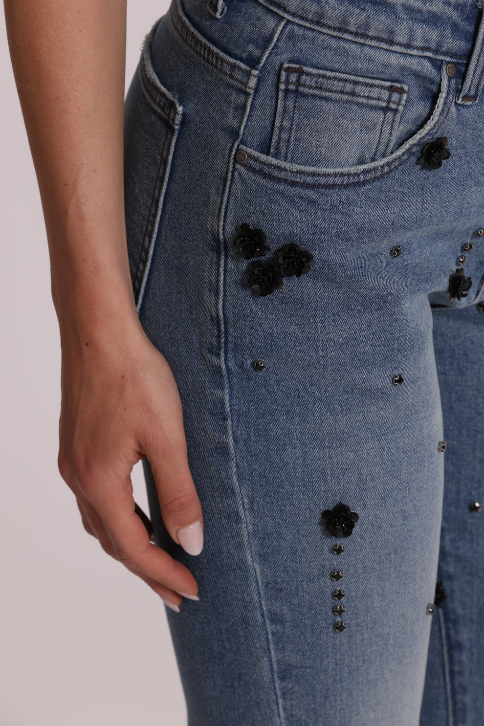 JEANS FLARE CON APPLICAZIONI FLOREALI MIMI-MUA