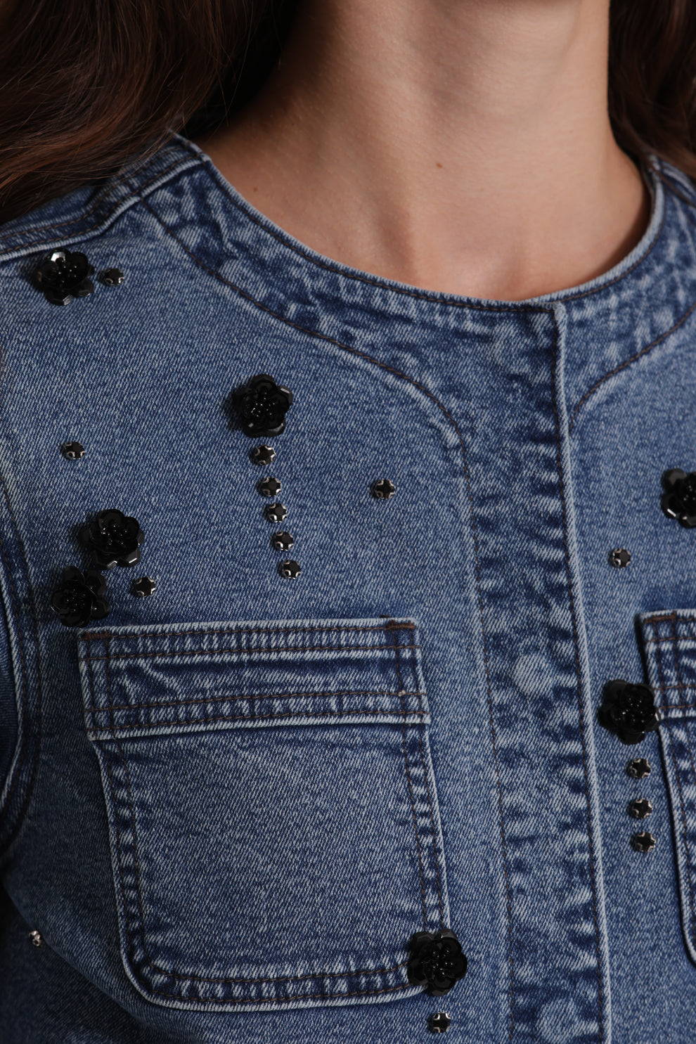 GIACCA CROPPED IN DENIM CON APPLICAZIONI FLOREALI MIMI-MUA