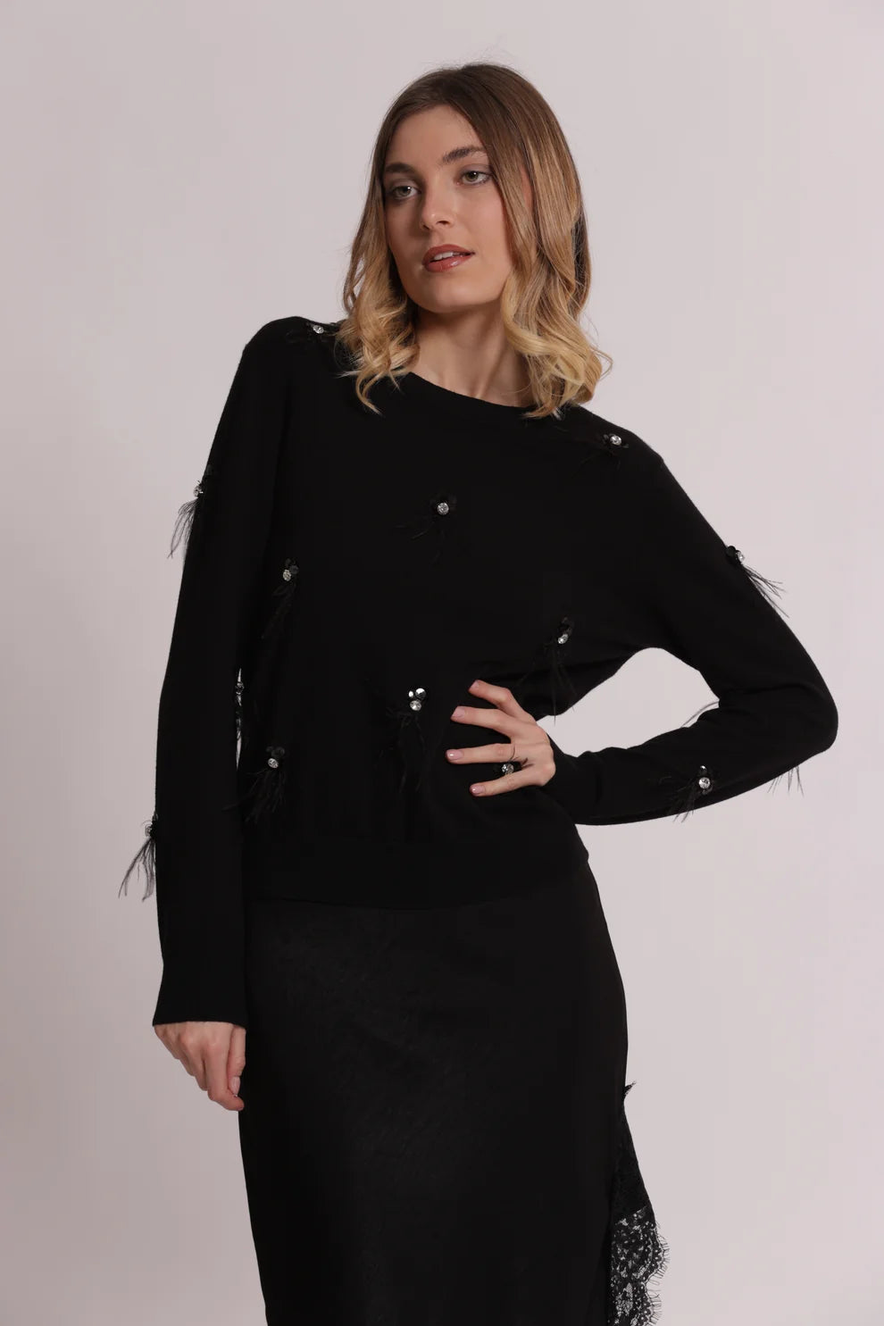 MAGLIA SCOLLO TONDO CON PIUME MIMI-MUA