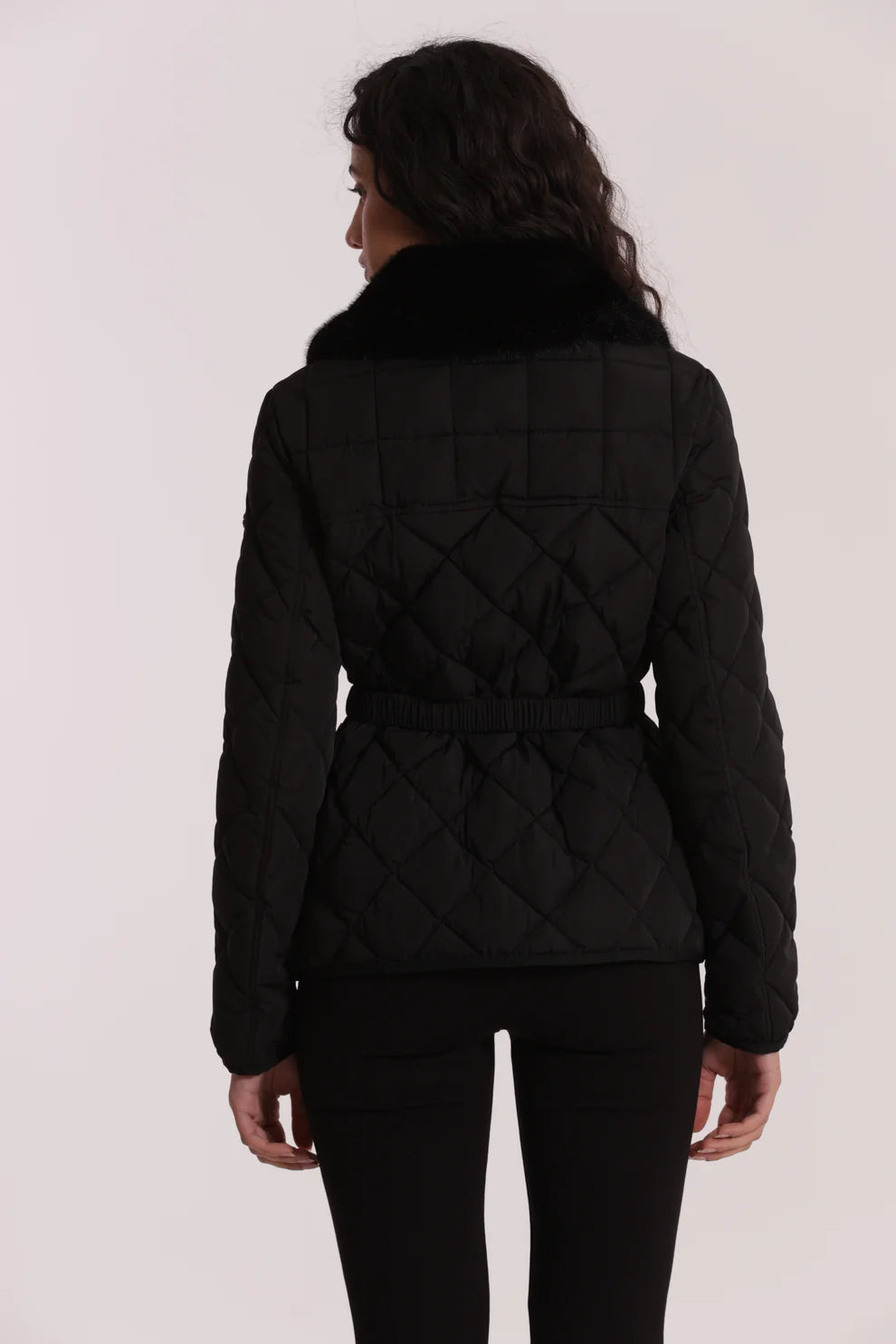 PIUMINO CORTO CON COLLO EFFETTO PELLICCIA CON CINTURA MIMI-MUA