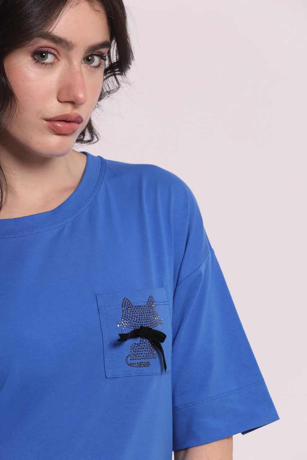 T-SHIRT CON TASCHINO E GATTO STRASS MIMI-MUA