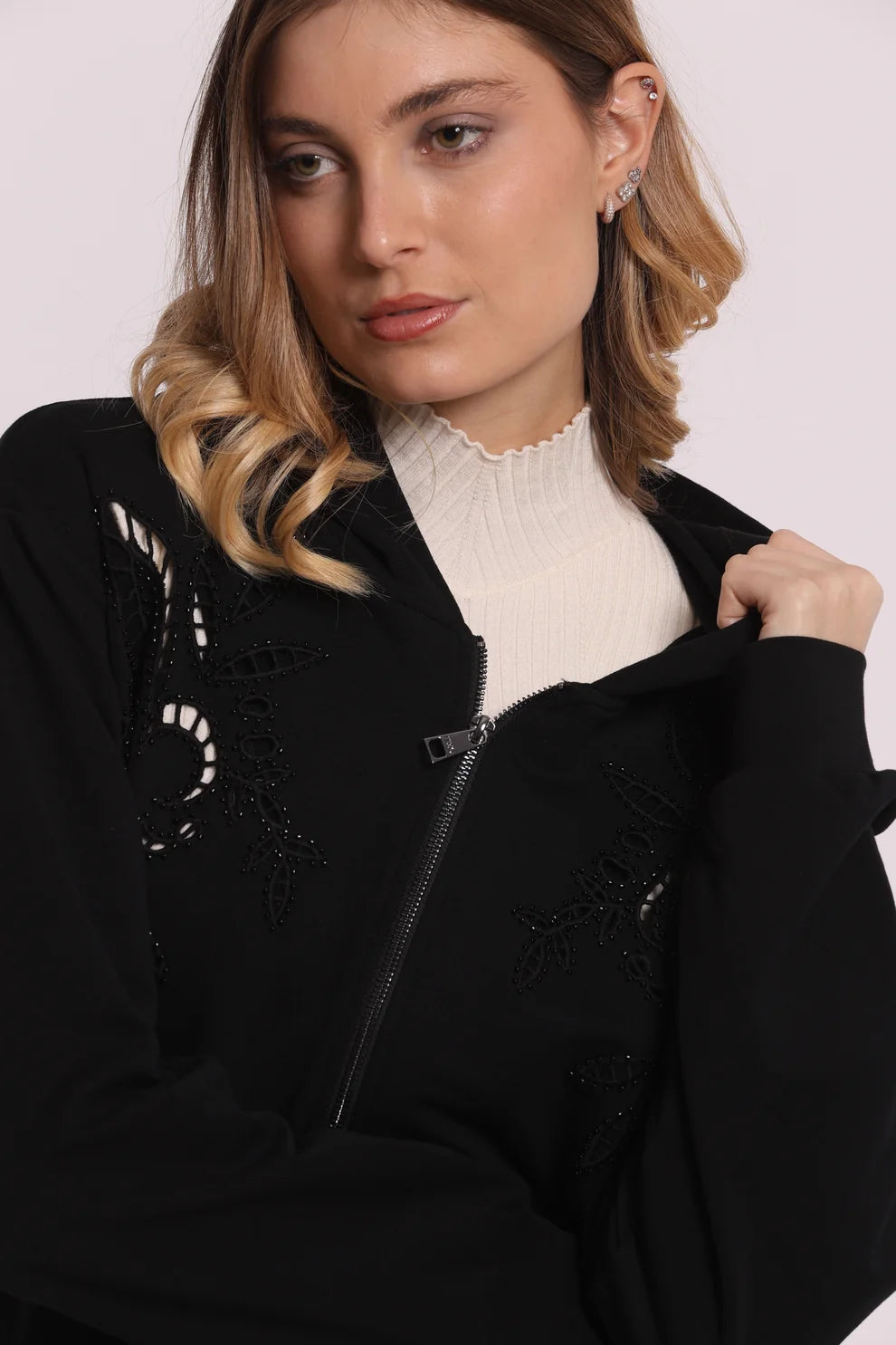 FELPA CON ZIP DETTAGLI TRAFORATI E STRASS MIMI-MUA