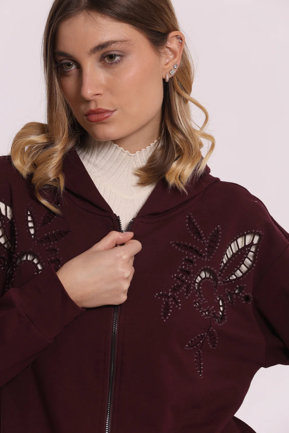 FELPA CON ZIP DETTAGLI TRAFORATI E STRASS MIMI-MUA