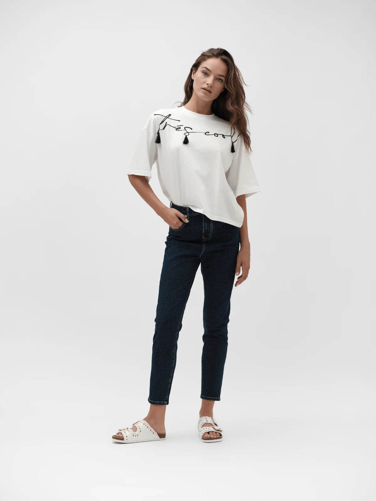 T SHIRT SCRITTA RICAMATA CON NAPPE WHITE WISE