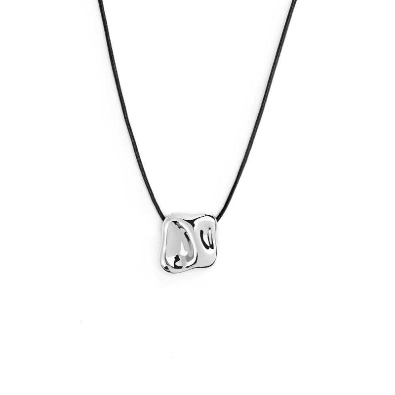 Collana cordino con pendente quadrato irregolare martellato Marlù