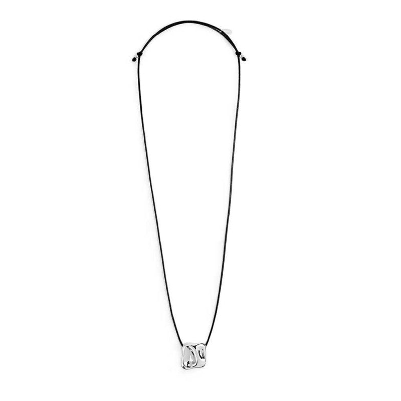 Collana cordino con pendente quadrato irregolare martellato Marlù
