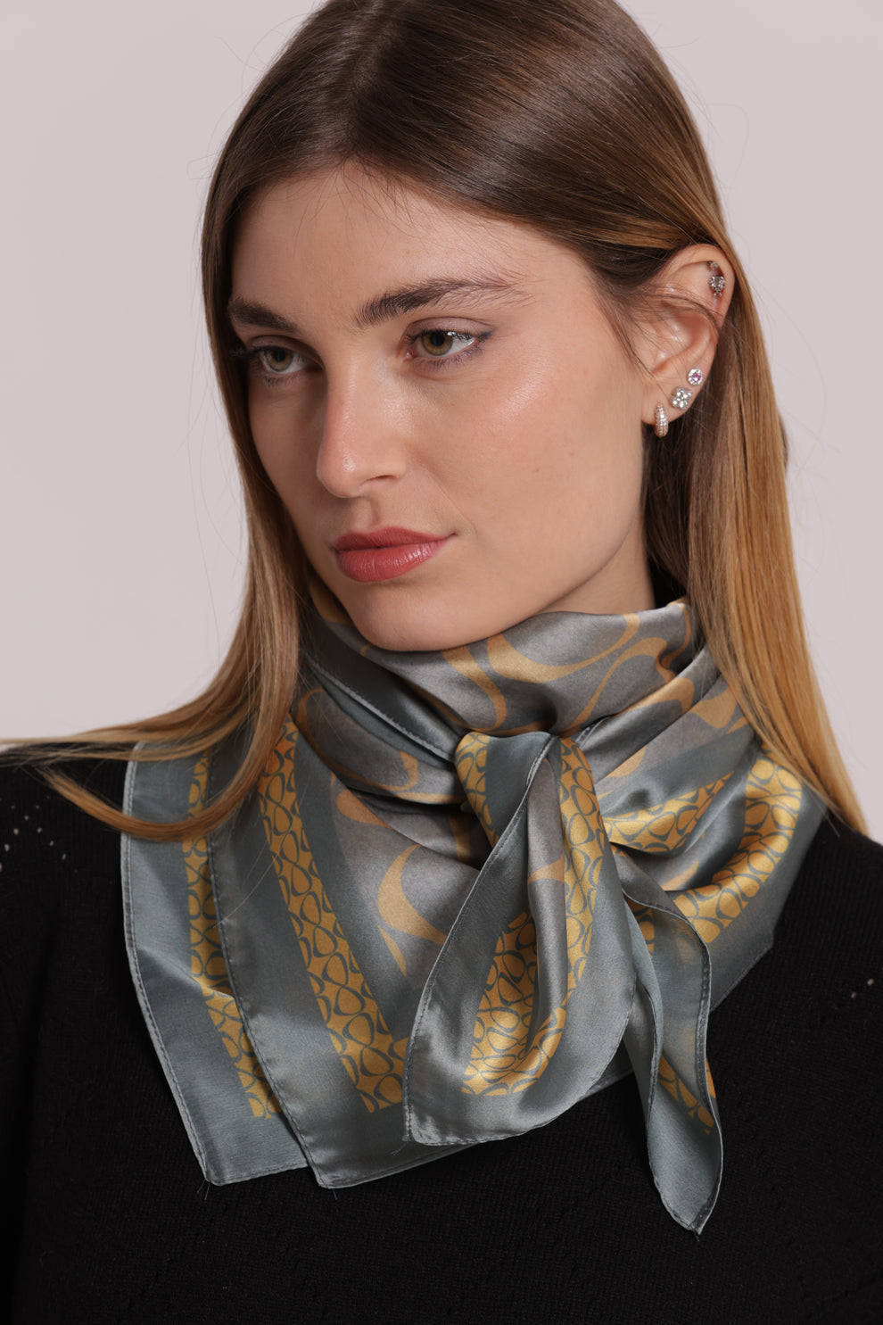 FOULARD CON CERCHIETTI ASIMMETRICI (90X90 cm) MIMI-MUA