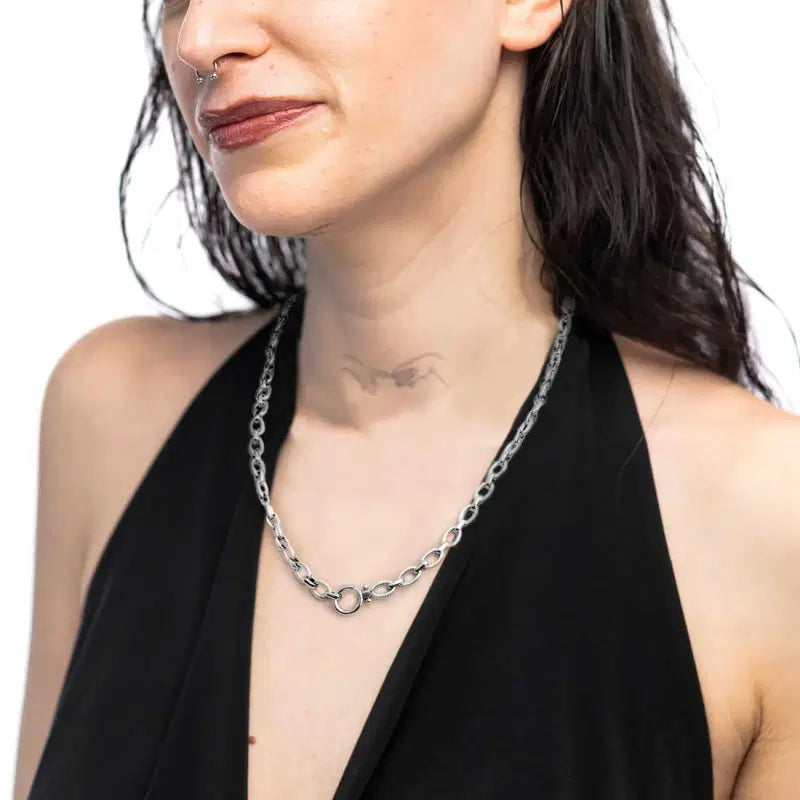 Collana catena a maglie larghe texturizzate al centro moschettone ad anello Marlù