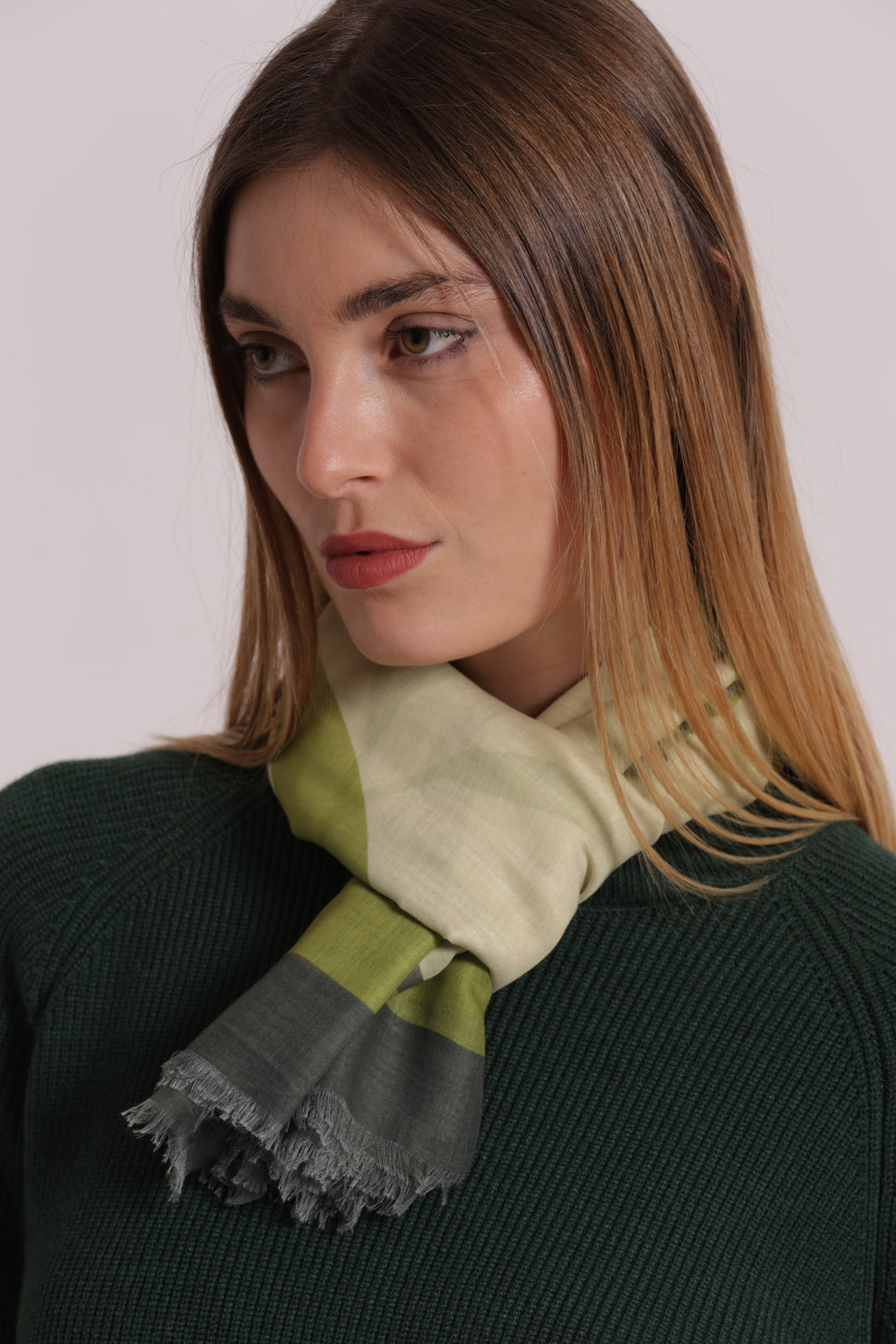 FOULARD CON FOGLIOLINE SPARSE (135X135 cm) MIMI-MUA