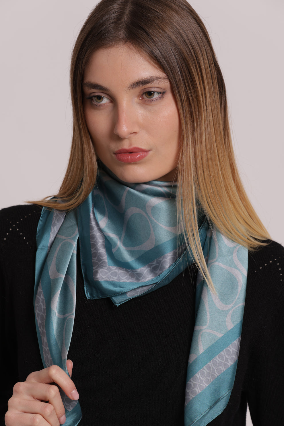 FOULARD CON CERCHIETTI ASIMMETRICI (90X90 cm) MIMI-MUA