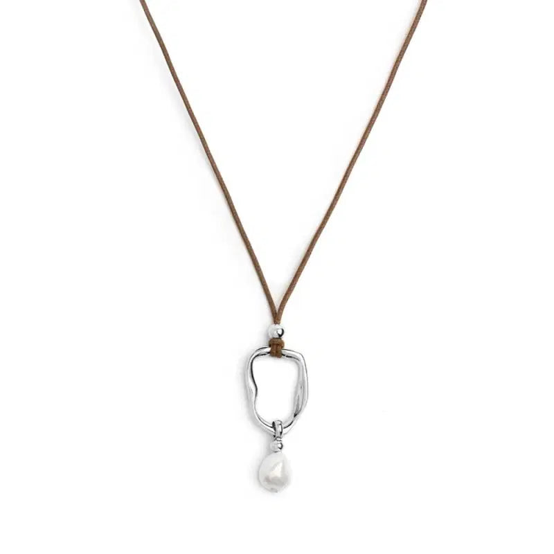 Collana cordino con pendente a forma organica con perla Marlù