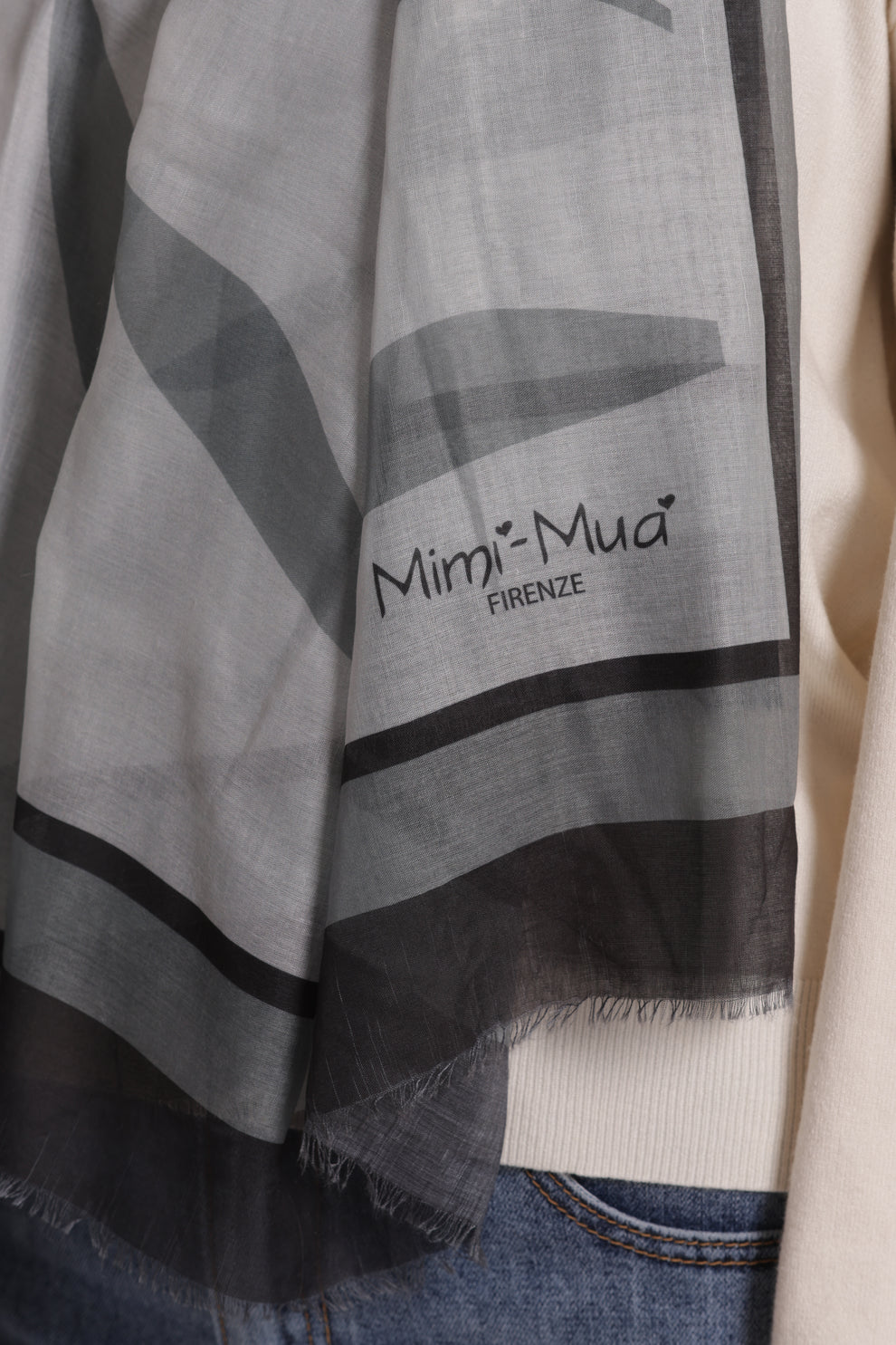FOULARD CON FOGLIOLINE SPARSE (135X135 cm) MIMI-MUA