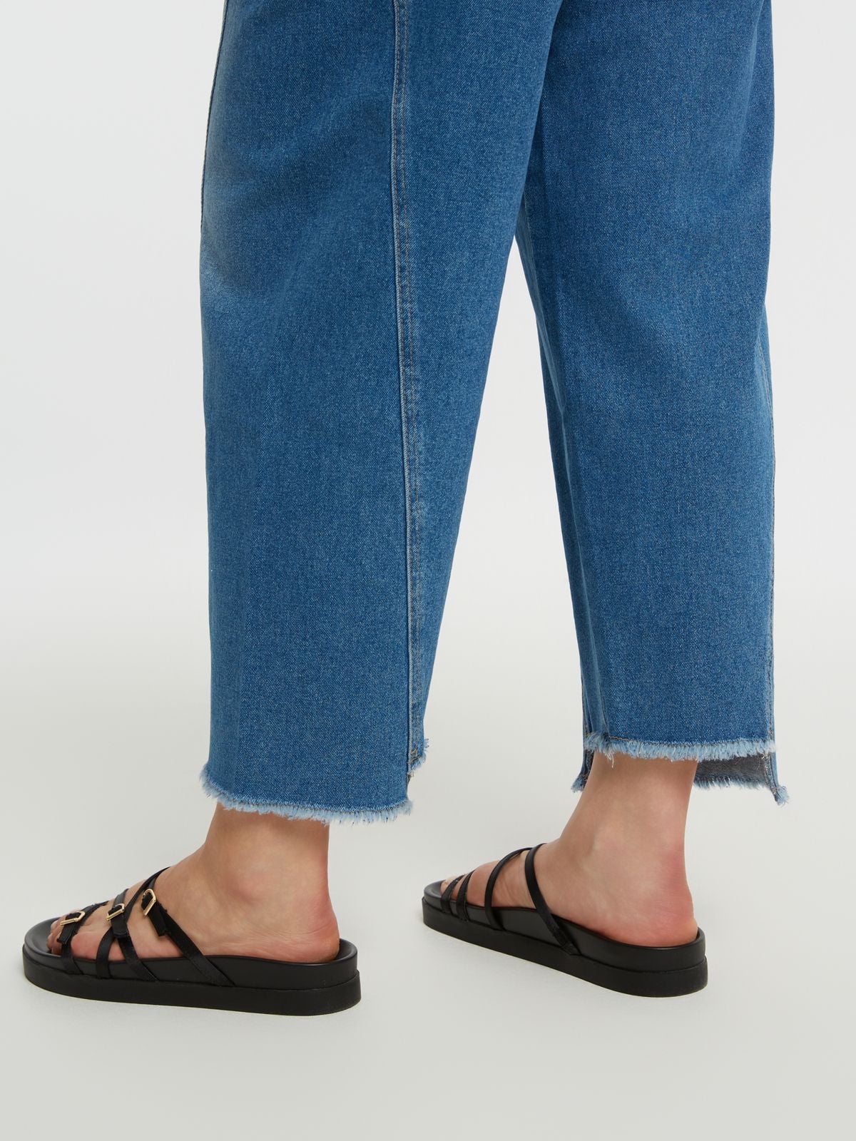 Jeans a gamba dritta blu slavato con orlo a intaglio Mat