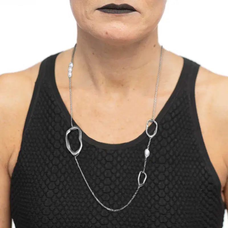 Collana catena con tre elementi di diverse dimensioni a forma organica e perle Marlù