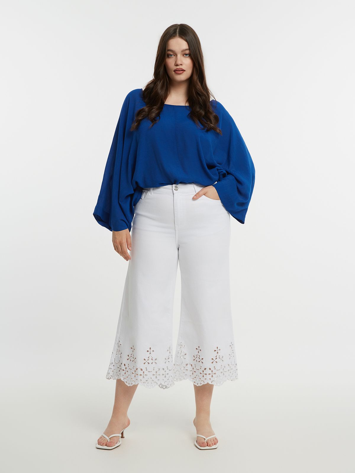 Jeans a gamba larga corti e ricamati Mat