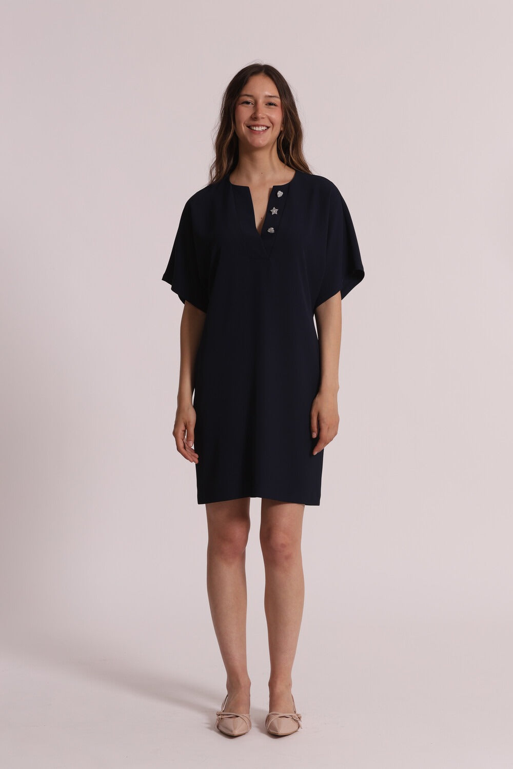 ABITO CORTO A MEZZE MANICHE CON DETTAGLIO GIOIELLO MIMI-MUA