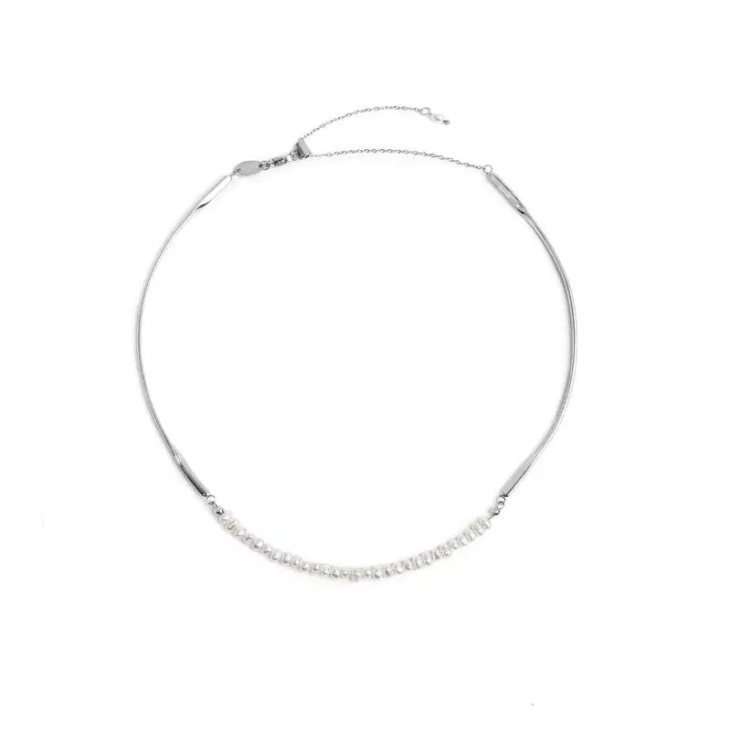 Collana centrale con perle e elementi semi rigidi tubolari twisted Marlù