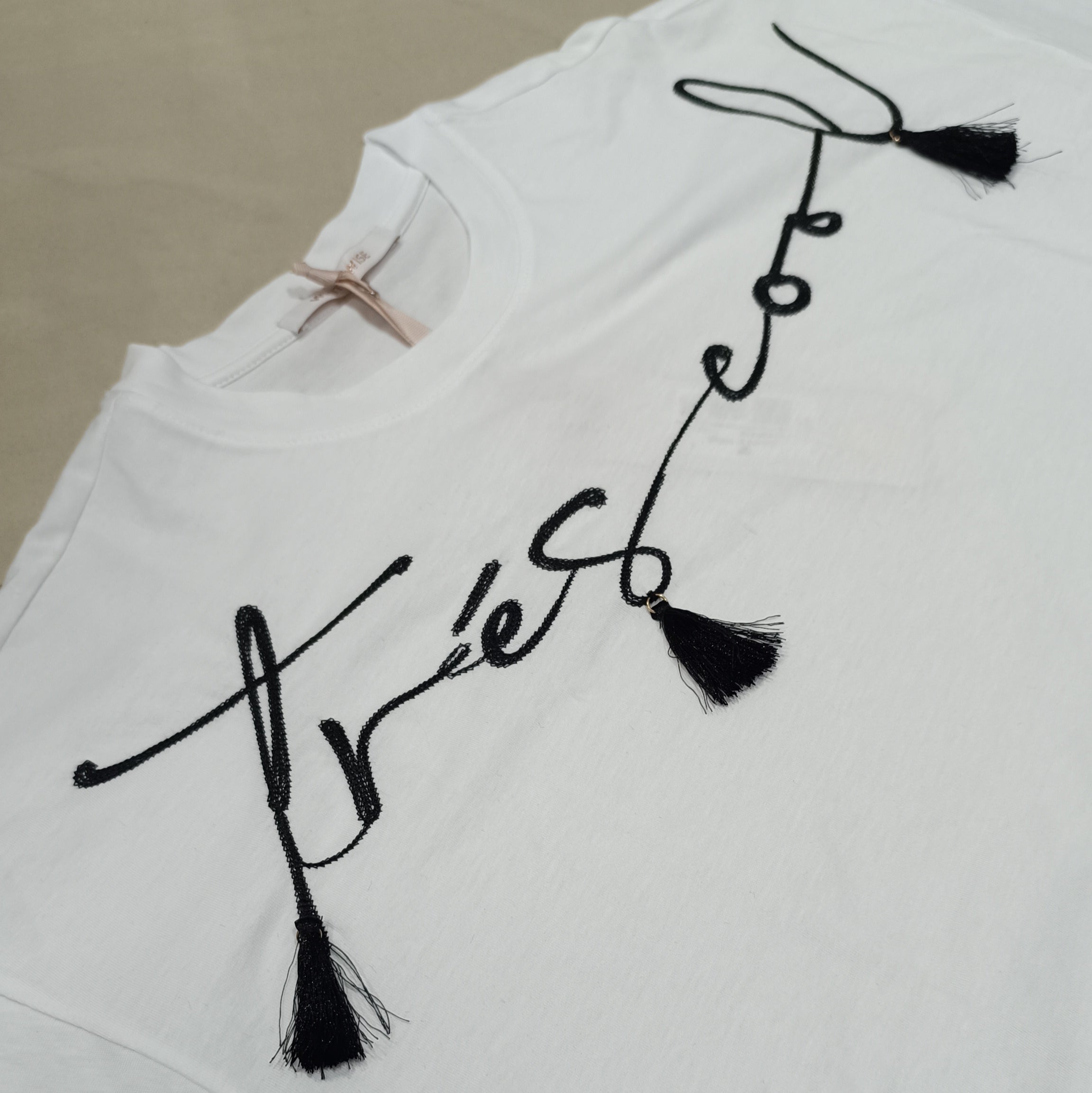 T SHIRT SCRITTA RICAMATA CON NAPPE WHITE WISE